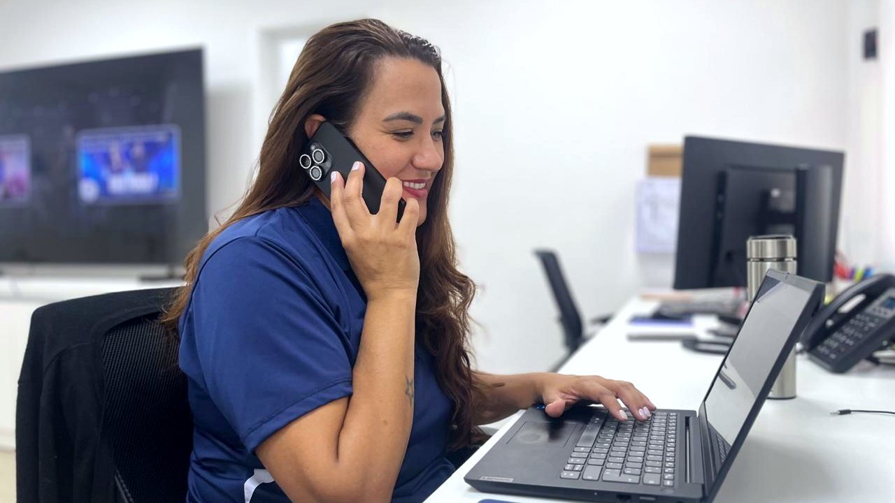 Atendente Brain no telefone com um cliente