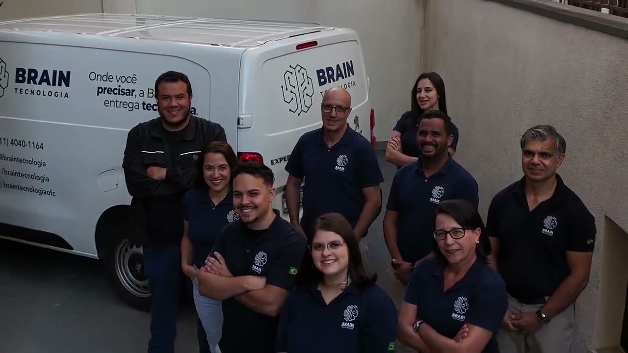 Time da Brain Tecnologia reunido ao lado da van adesivada da empresa